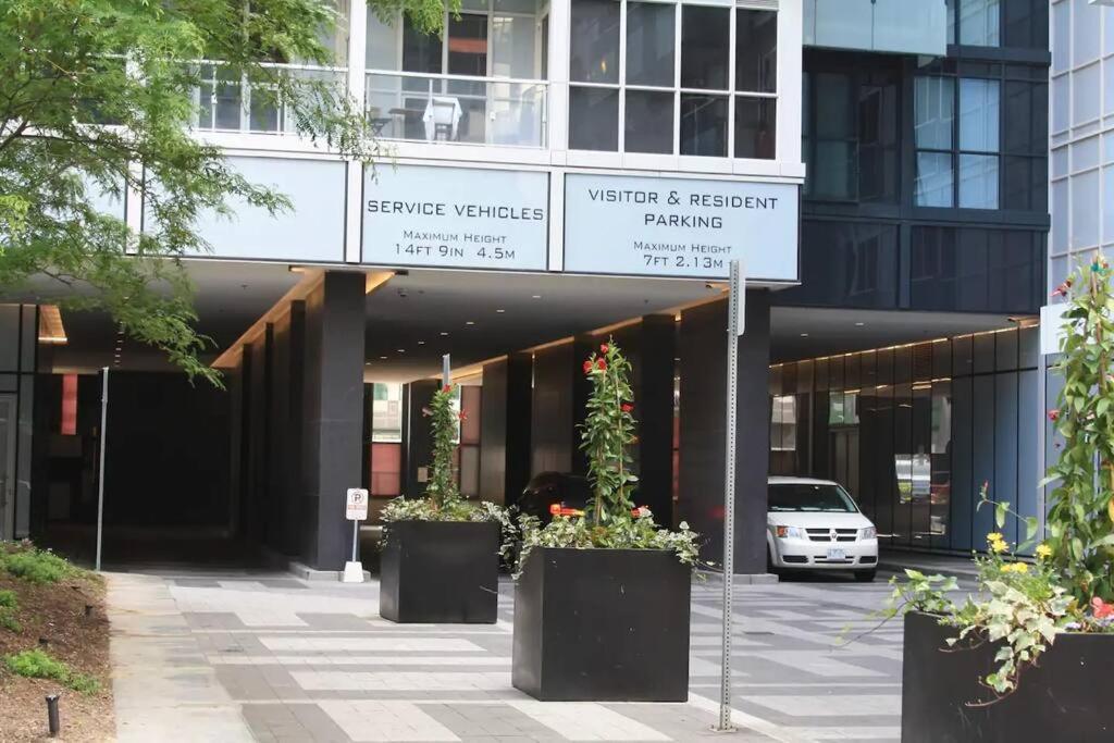 Cn Lovers Toronto Exterior photo