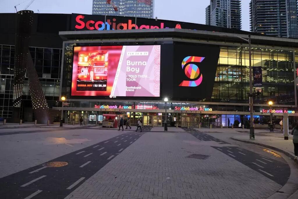 Cn Lovers Toronto Exterior photo